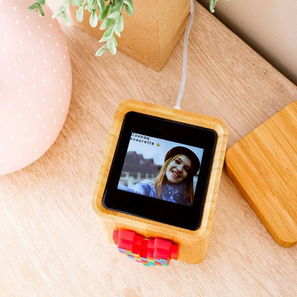 Boîte connectée Lovebox en bois avec écran couleur affichant une photo, posée sur une table