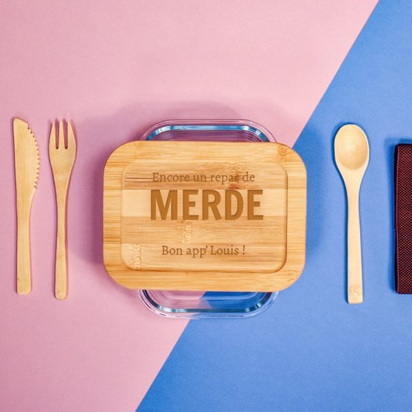 Lunch box en verre au couvercle en bambou gravé « Encore un repas de merde, bon app' Louis ! » avec couverts en bambou