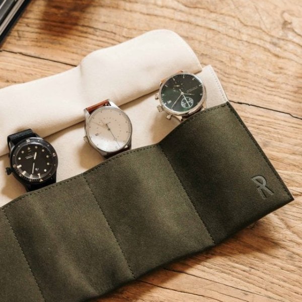 Marmotte à montres en velours suédé déroulée avec ses montres