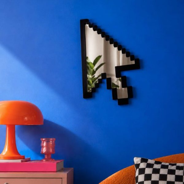 Miroir mural en forme de curseur d'ordinateur pixelisé sur un mur bleu