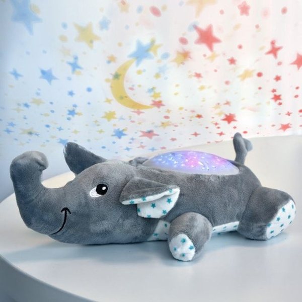 Peluche éléphant grise projetant un ciel étoilé coloré sur un mur blanc