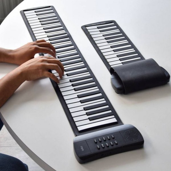 Piano de voyage pliable 61 touches déplié sur une table