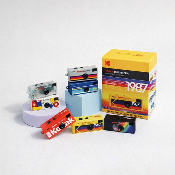 Mini appareils photo Kodak Charmera colorés en porte-clés et leurs boîtes rétro