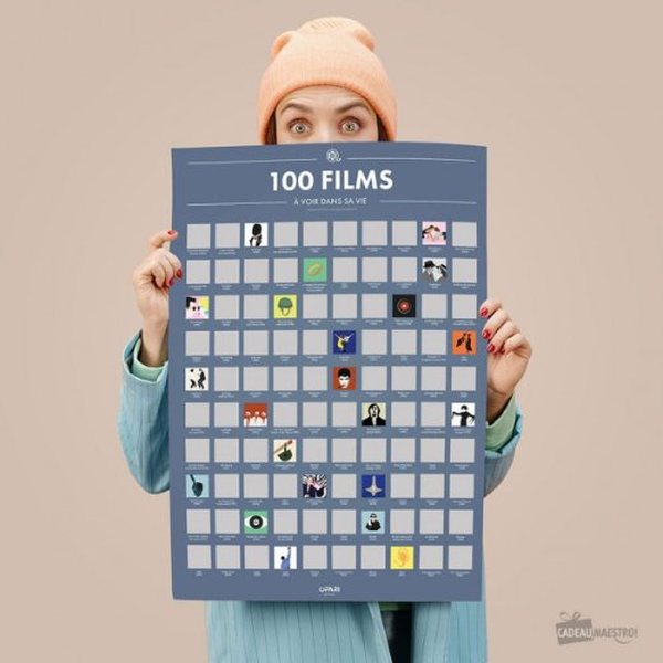 Jeune femme tenant un poster à gratter 100 films à voir dans sa vie
