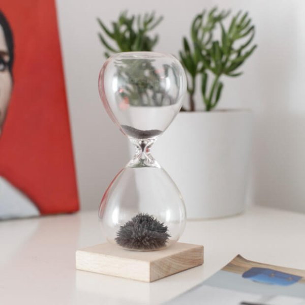 Sablier magnétique en verre et bois dont la poudre de fer forme des stalagmites