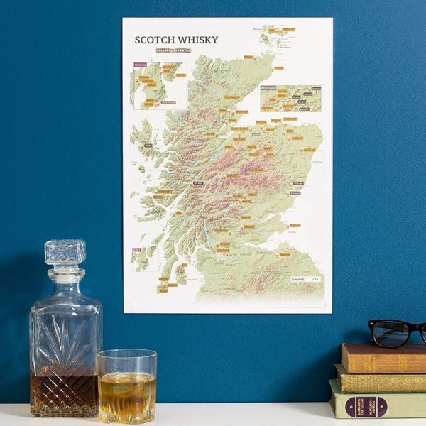 Carte de l'Écosse à gratter avec les distilleries de whisky, à côté d'une carafe et d'un verre