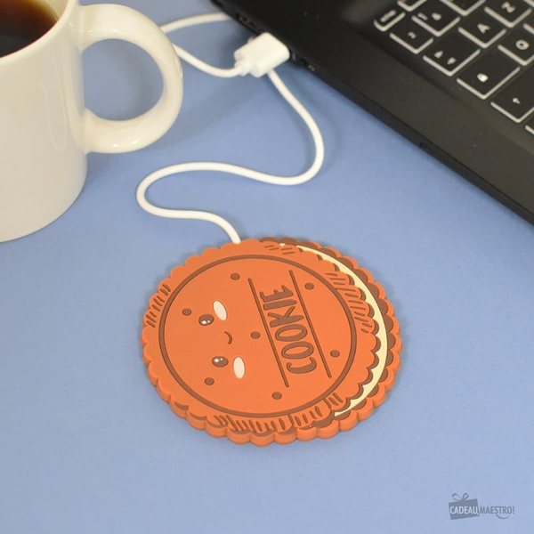 Chauffe-tasse USB en forme de cookie branché à un ordinateur, sous une tasse