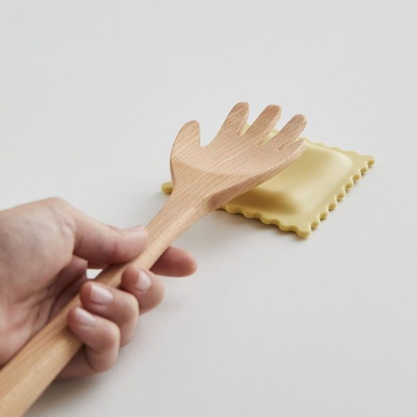 Repose-cuillère en silicone en forme de ravioli avec une cuillère en bois