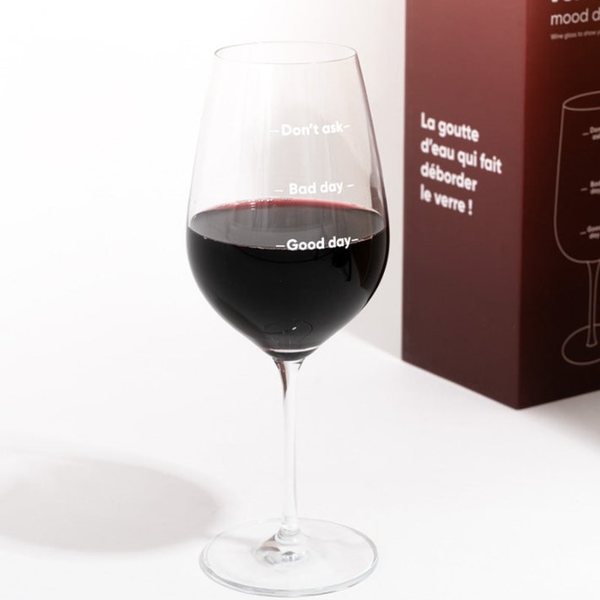 Verre à vin gradué « Good day, Bad day, Don't ask » rempli de vin rouge