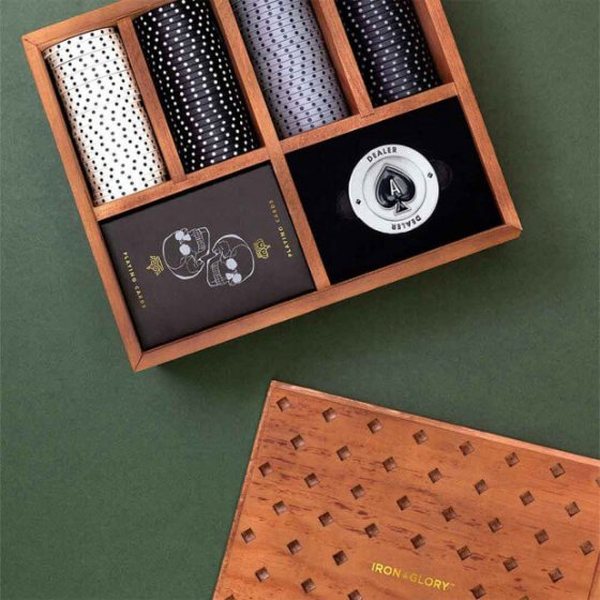 Coffret de poker en bois ouvert sur des jetons noirs, gris et blancs, deux jeux de cartes et un jeton de donneur