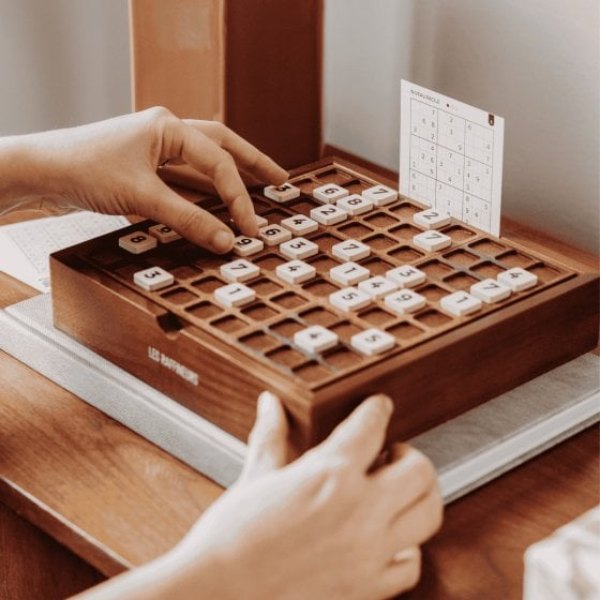 Jeu de sudoku en bois avec ses pions numérotés