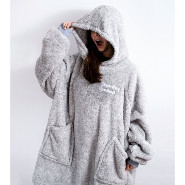 Femme portant le sweat plaid oversize Sunday mood
