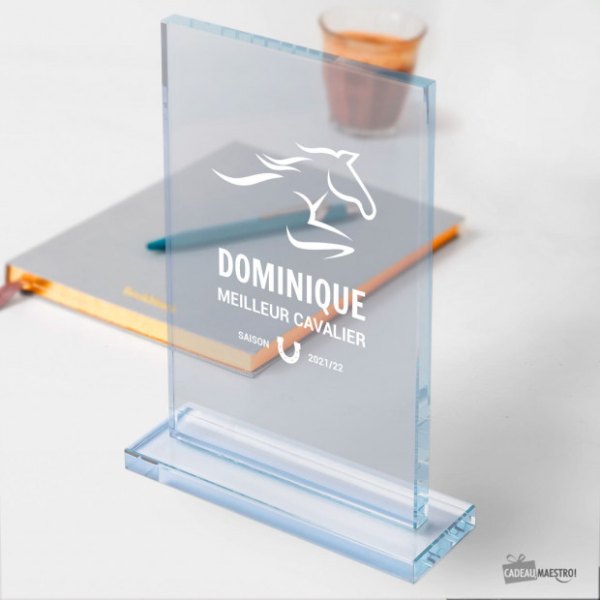 Trophée en verre gravé d'un cheval et personnalisable