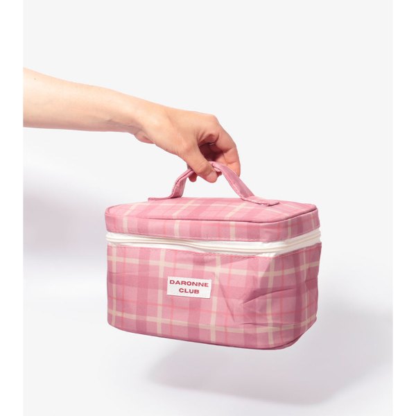 Trousse de toilette rose matelassée Daronne Club tenue à la main
