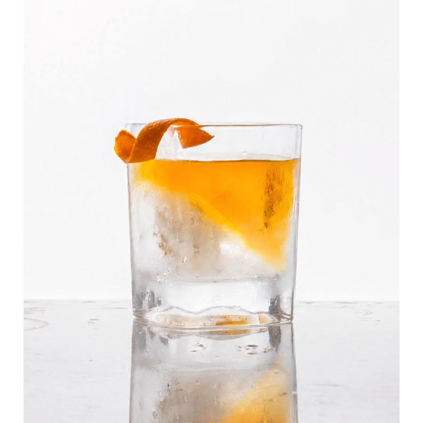 Verre Whisky Wedge avec son bloc de glace incliné